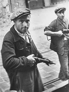 jewish-fighters-during-warsaw-ghetto-uprising-1943.jpg